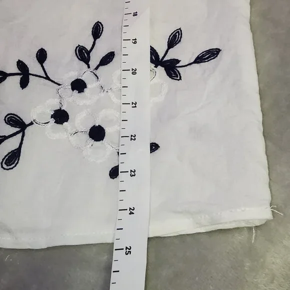Gorgeous Women's XL Anthropologie Kindred Embroidered White Blue Cotton top - Picture 5 of 16